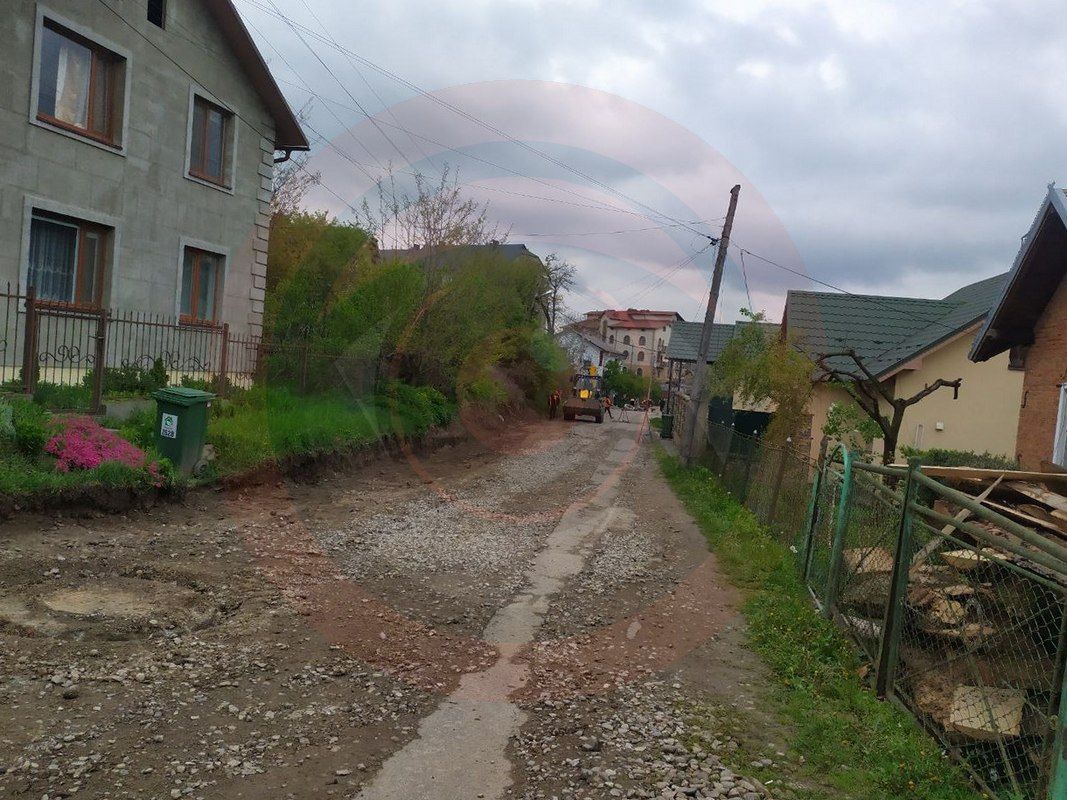 На вул. Войнаровського в середмісті Коломиї ведуть дорожні роботи: рух перекрито 4