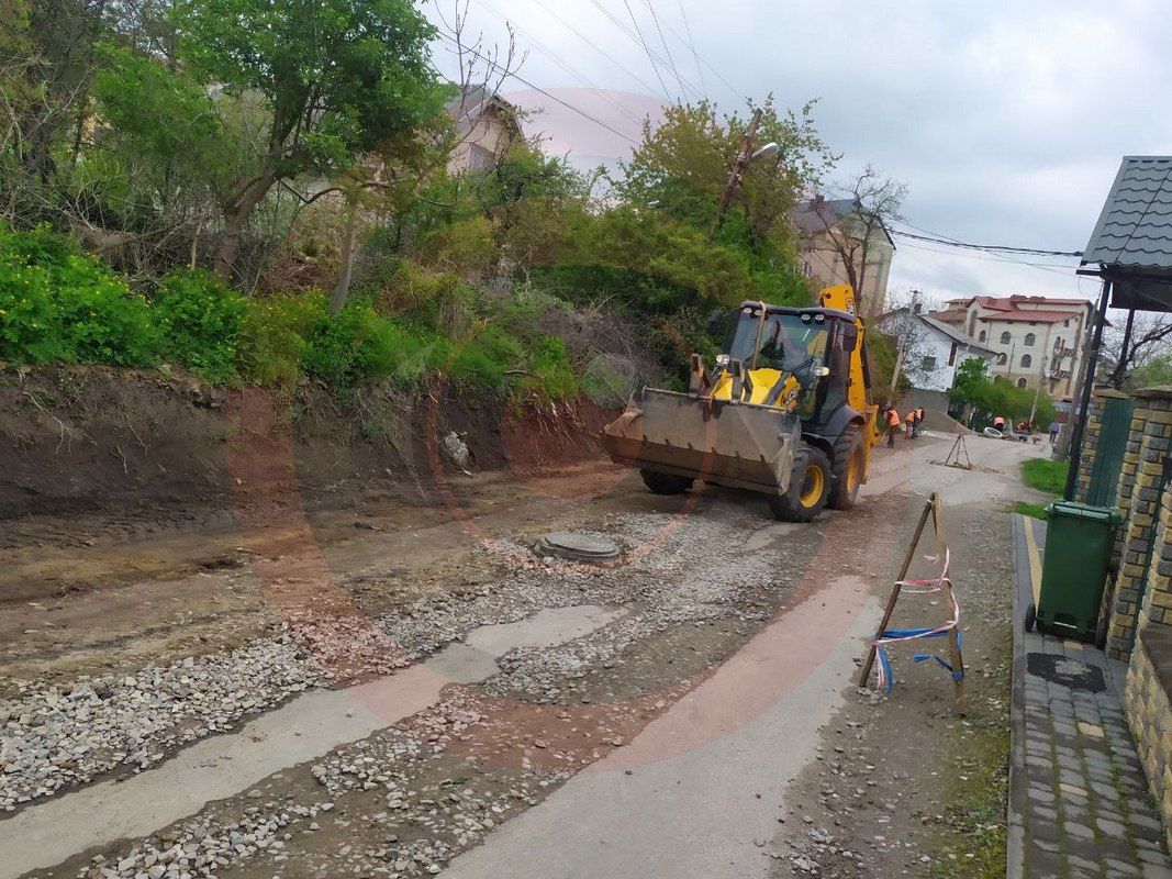 На вул. Войнаровського в середмісті Коломиї ведуть дорожні роботи: рух перекрито 2