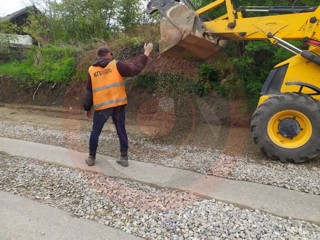 На вул. Войнаровського в середмісті Коломиї ведуть дорожні роботи: рух перекрито 5