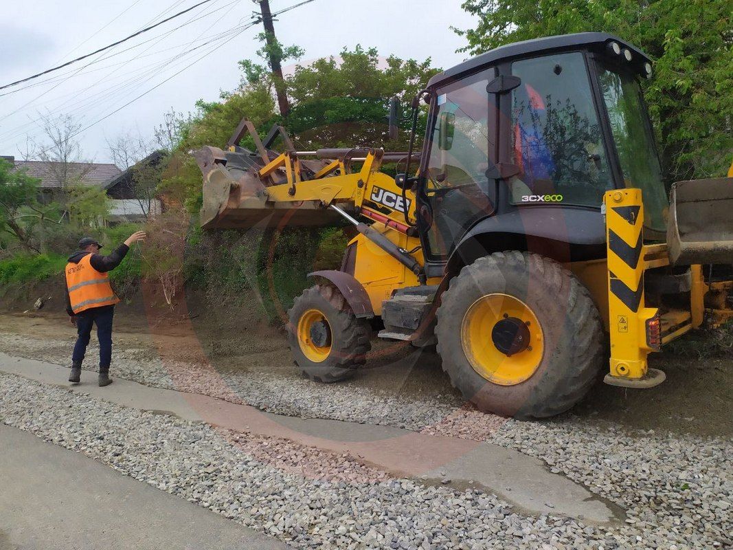 На вул. Войнаровського в середмісті Коломиї ведуть дорожні роботи: рух перекрито 8