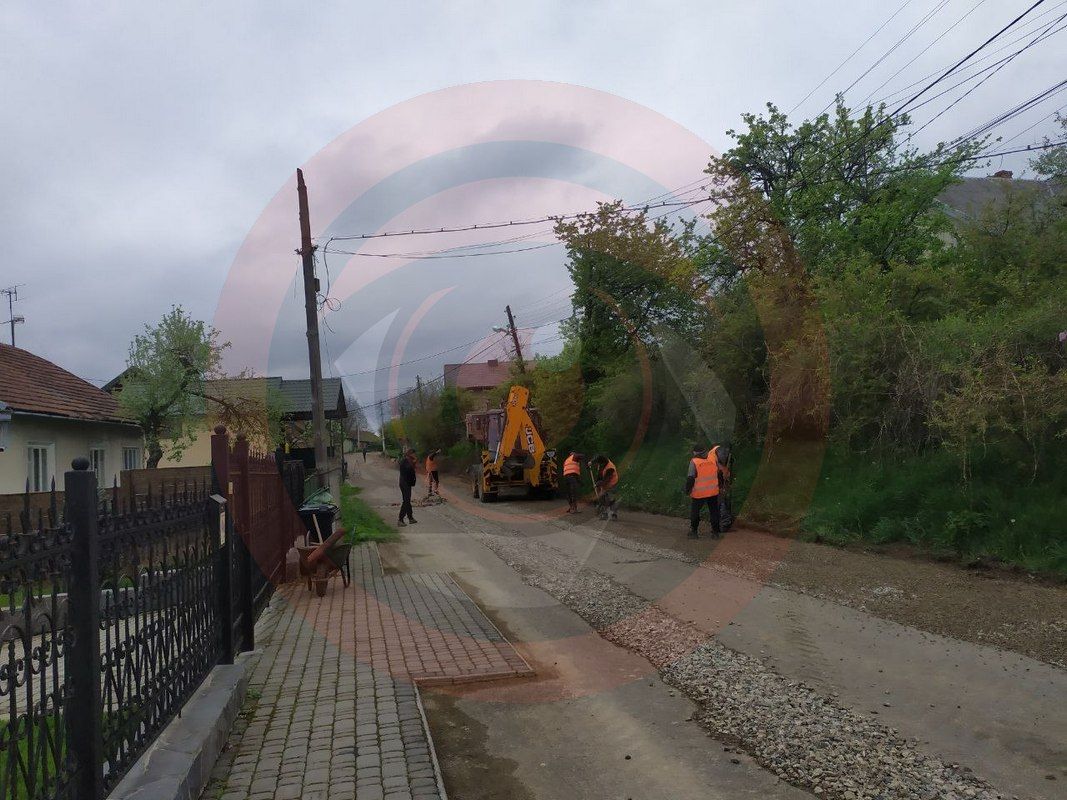 На вул. Войнаровського в середмісті Коломиї ведуть дорожні роботи: рух перекрито 9