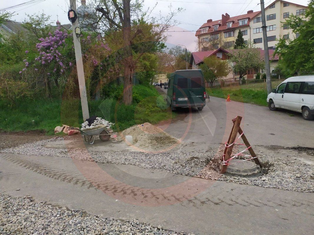 На вул. Войнаровського в середмісті Коломиї ведуть дорожні роботи: рух перекрито 7