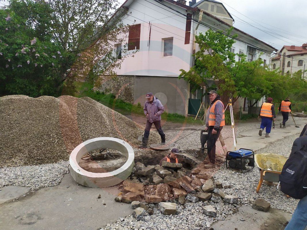 На вул. Войнаровського в середмісті Коломиї ведуть дорожні роботи: рух перекрито 6