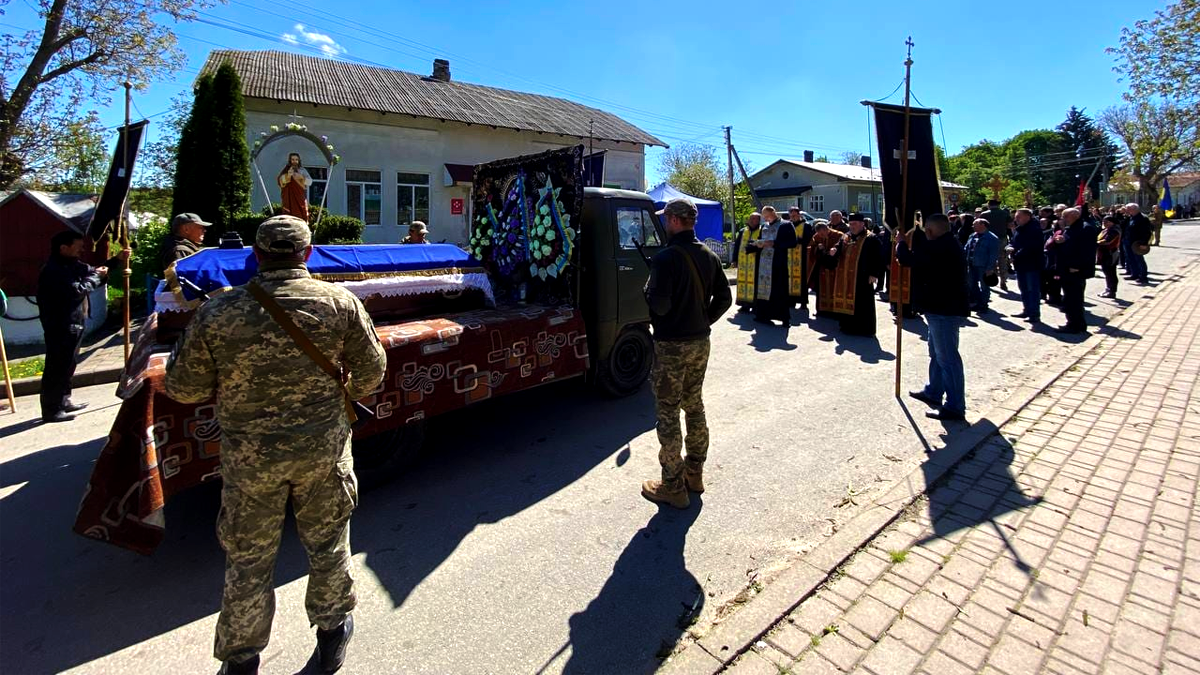 На Городенківщині в останню путь провели воїна Петра Гулина 4