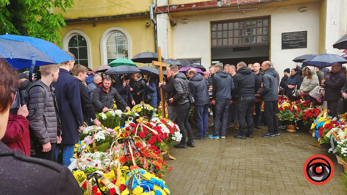 У Коломиї попрощалися з депутатом й меценатом Олександром Чемерисом 6