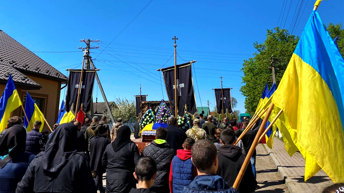 На Городенківщині в останню путь провели воїна Петра Гулина 6