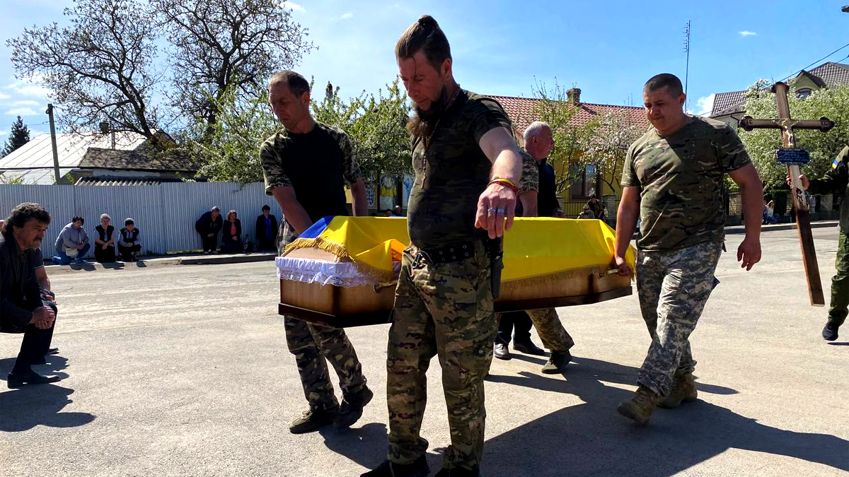 "На щиті" до Городенківської громади повернувся захисник Роман Ленчовський 2