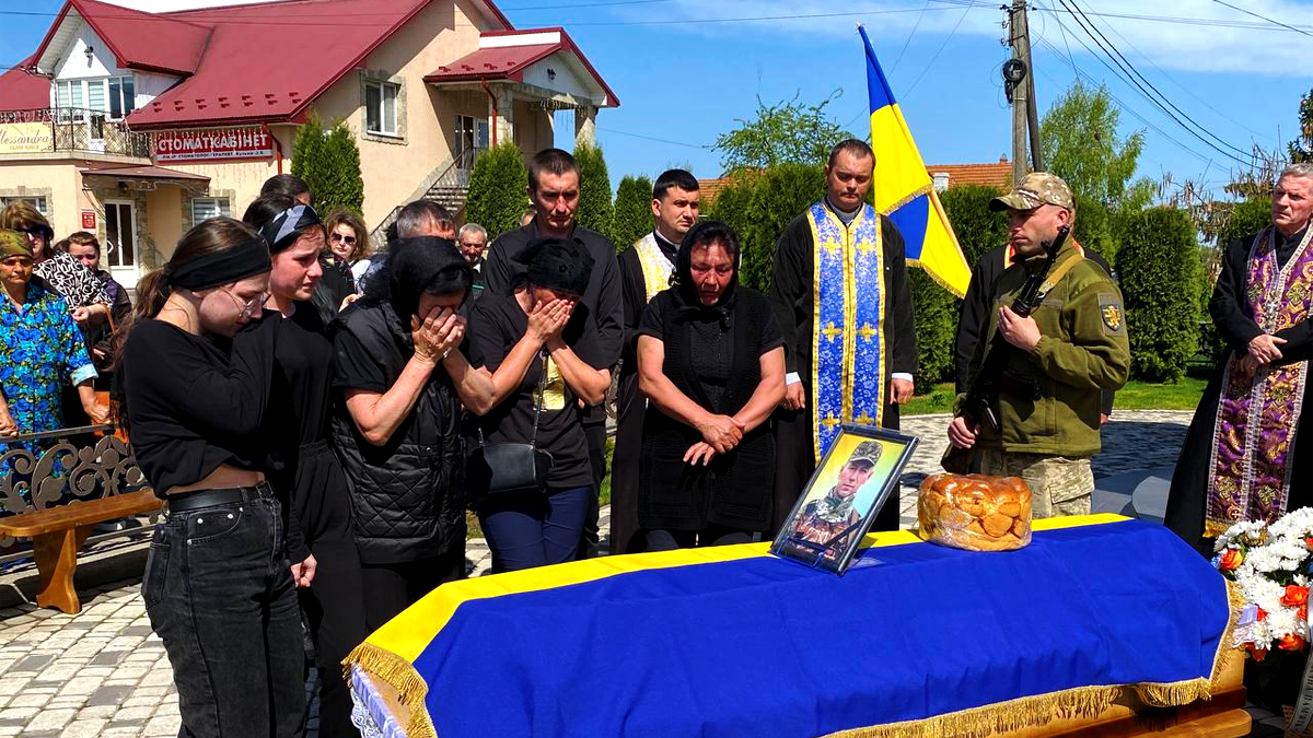 "На щиті" до Городенківської громади повернувся захисник Роман Ленчовський 3