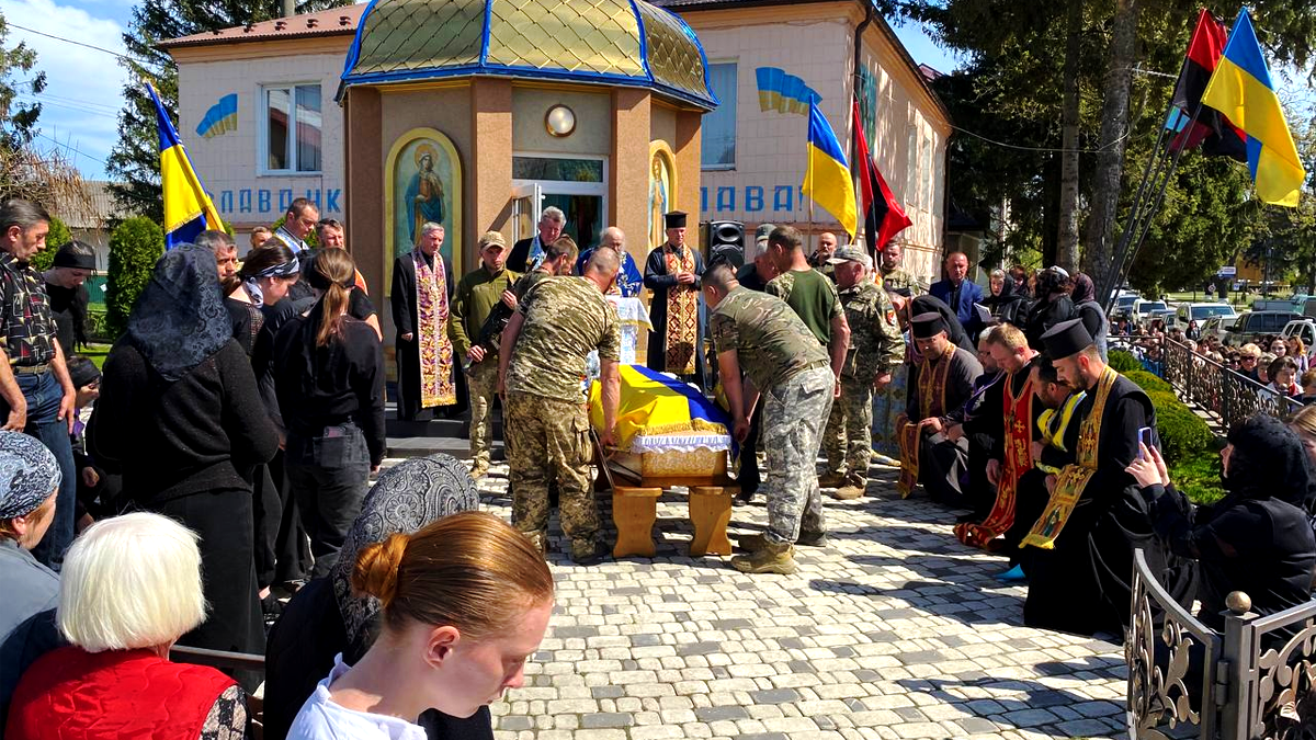 "На щиті" до Городенківської громади повернувся захисник Роман Ленчовський