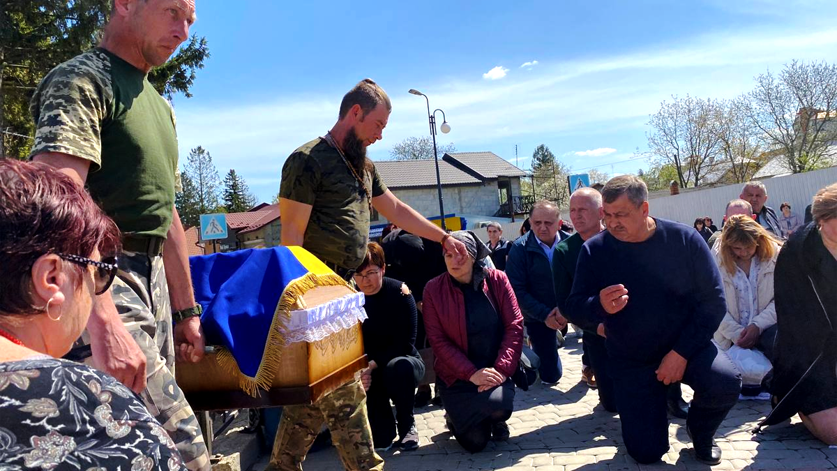 "На щиті" до Городенківської громади повернувся захисник Роман Ленчовський 4
