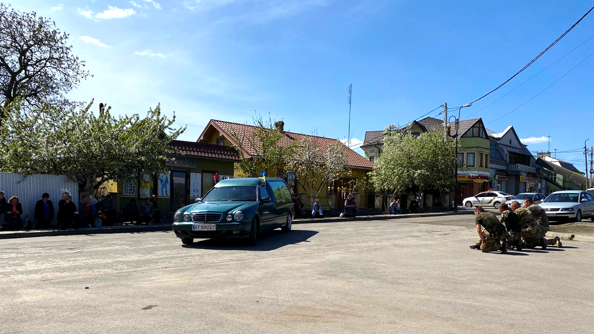 "На щиті" до Городенківської громади повернувся захисник Роман Ленчовський 1