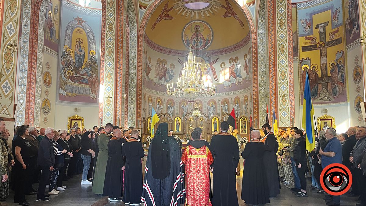 Коломияни назавжди попрощалися з загиблим воїном Ігорем Ганущаком 2