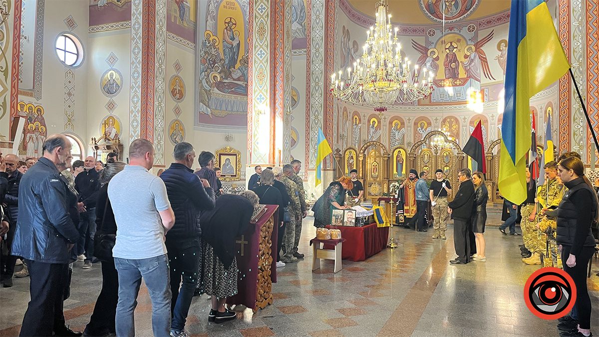Коломияни назавжди попрощалися з загиблим воїном Ігорем Ганущаком 3