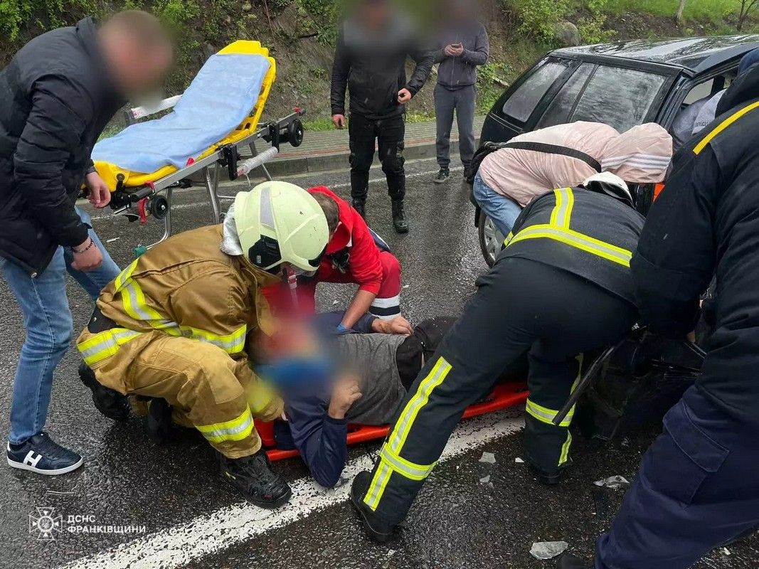 Лобове зіткнення у Делятині: рятувальники витягали людину з авто 1