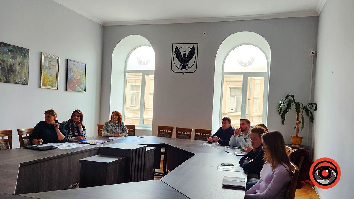 Як у ратуші Коломиї чиновники вчать англійську за бюджетний кошт і чи можна було обійтись без цих витрат