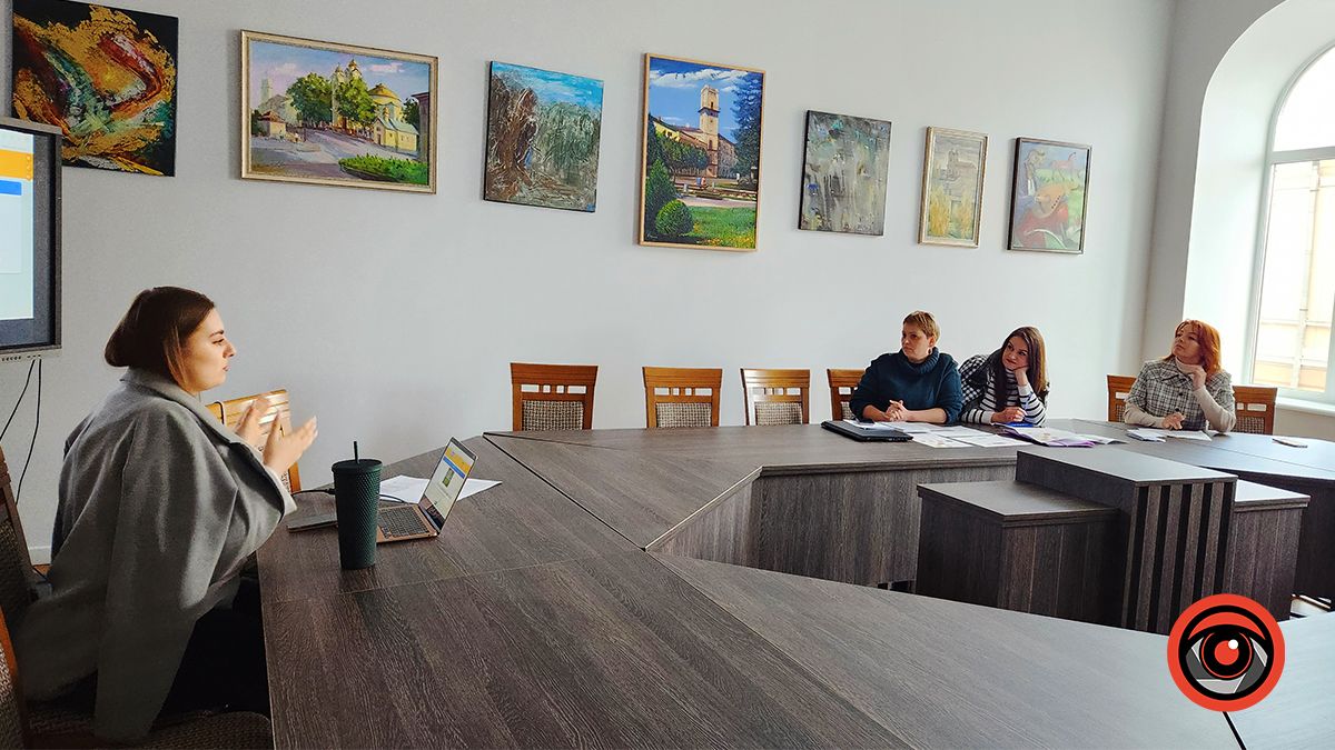 Як у ратуші Коломиї чиновники вчать англійську за бюджетний кошт і чи можна було обійтись без цих витрат 1