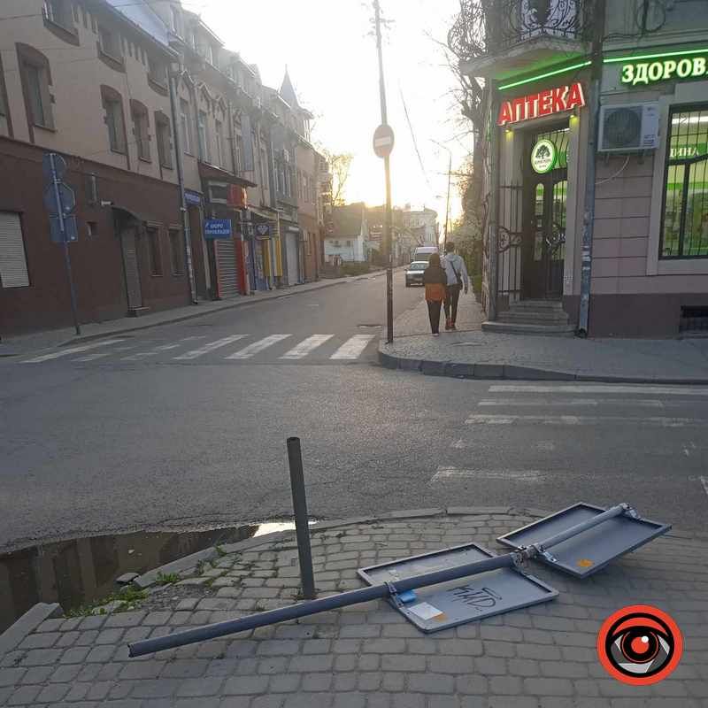 На перехресті Валова-Шухевича впав знак 1