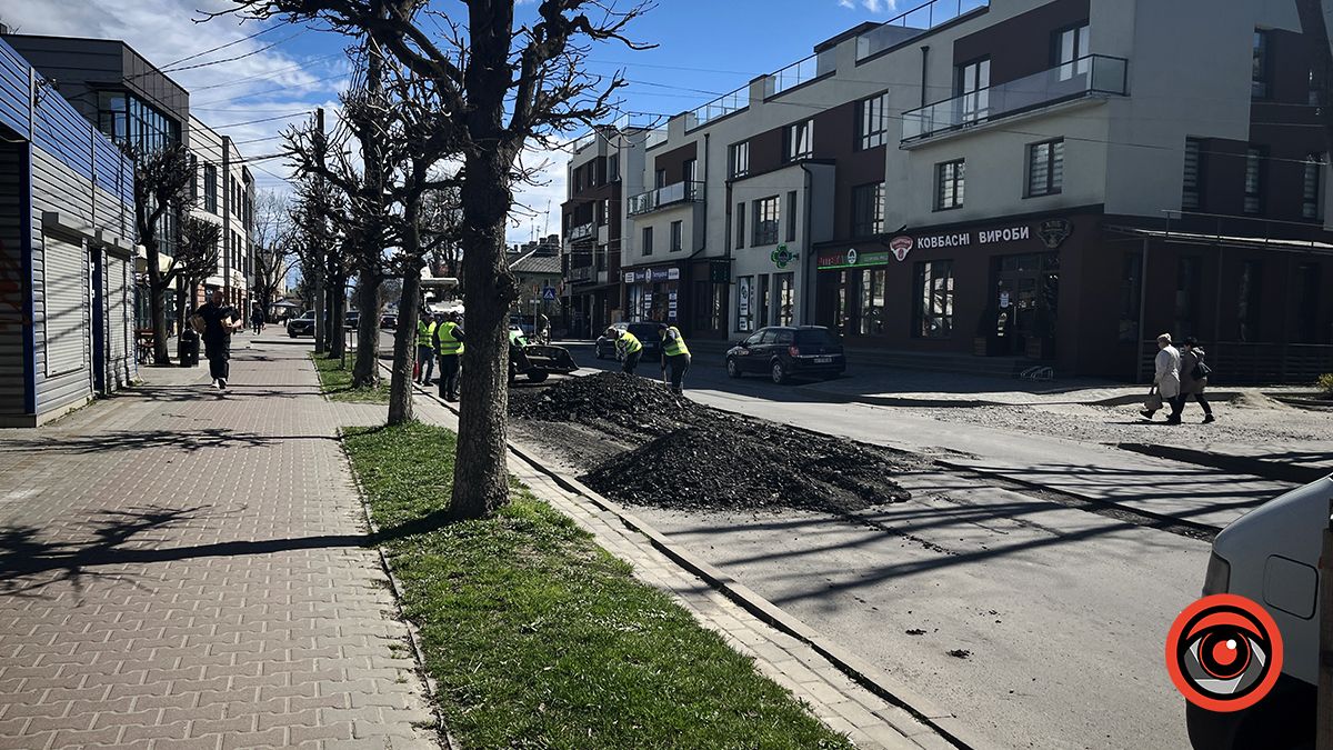 На вулиці Січових Стрільців та площі Привокзальній Коломиї ремонтують дорогу. Рух ускладнено 3