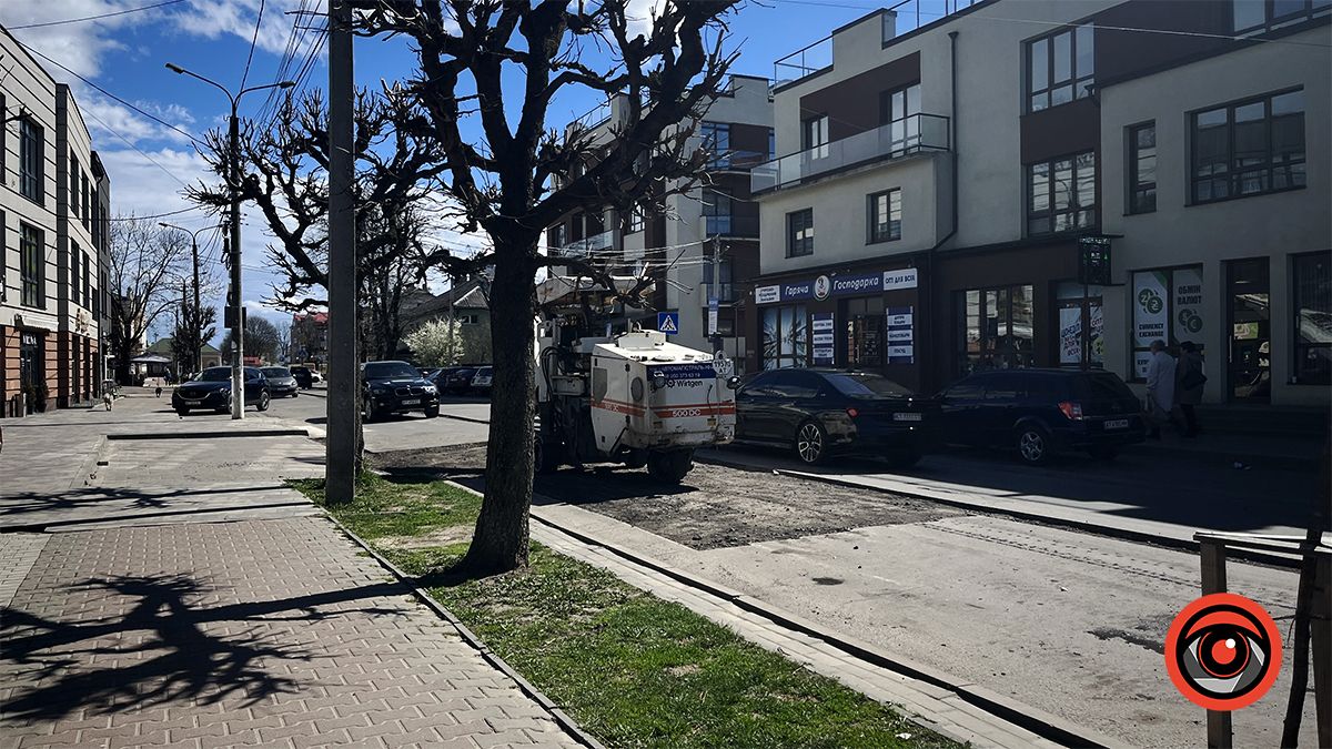 На вулиці Січових Стрільців та площі Привокзальній Коломиї ремонтують дорогу. Рух ускладнено 1