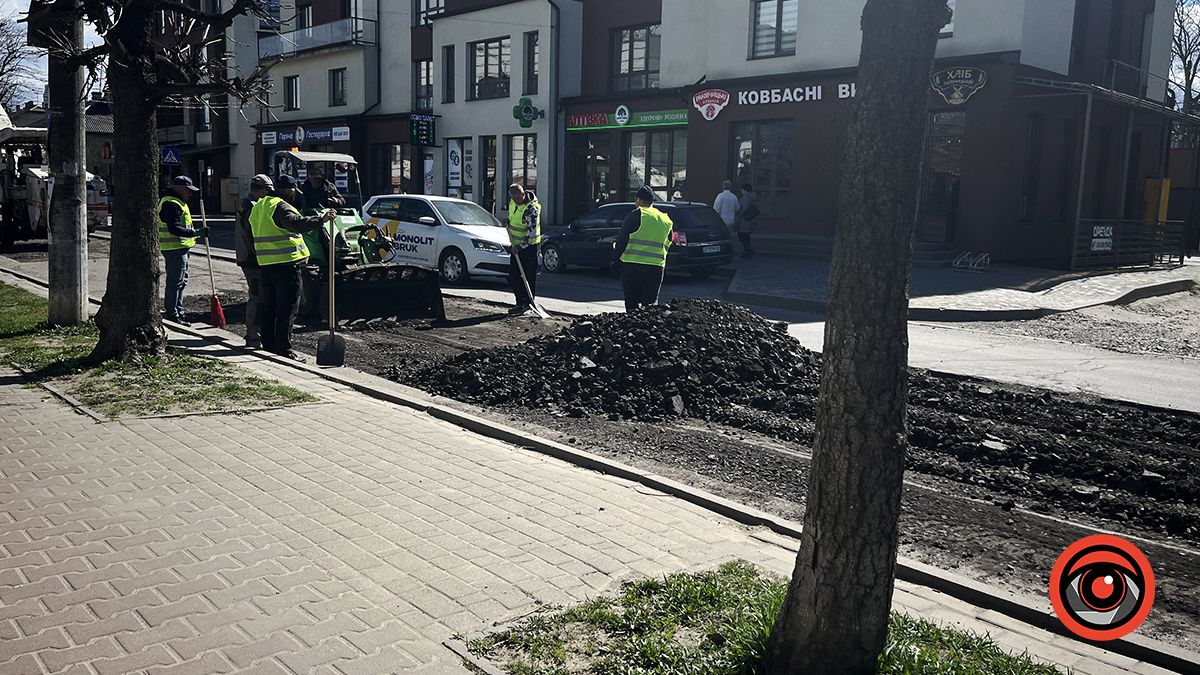 На вулиці Січових Стрільців та площі Привокзальній Коломиї ремонтують дорогу. Рух ускладнено 4