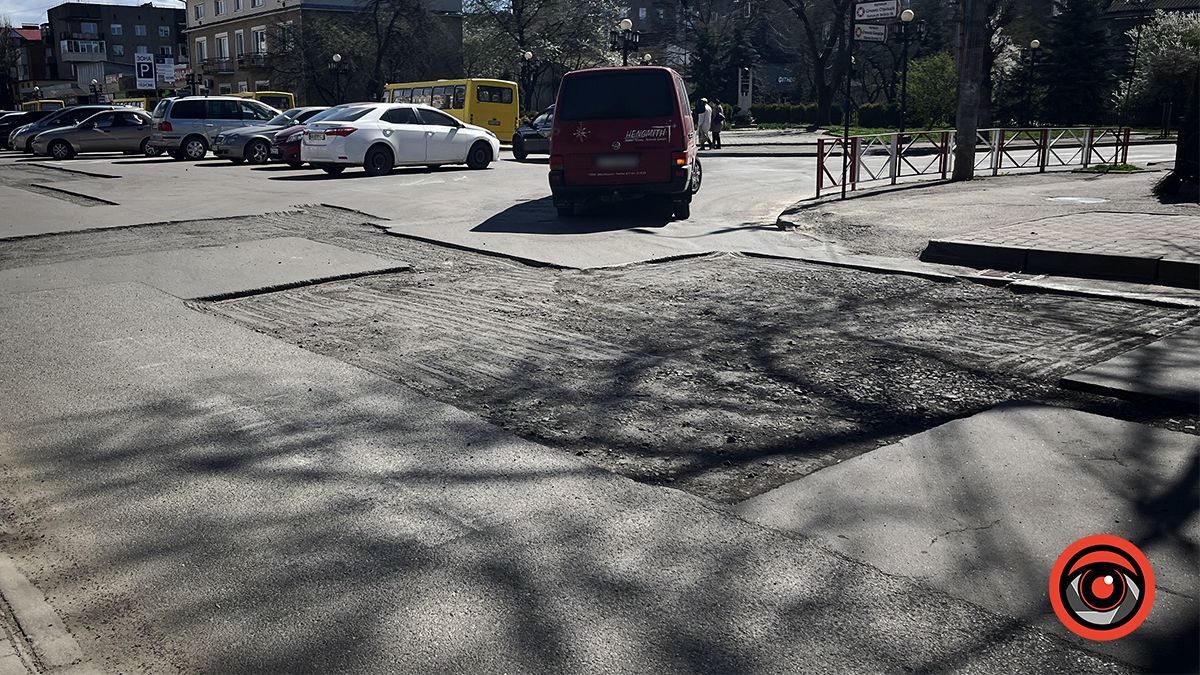 На вулиці Січових Стрільців та площі Привокзальній Коломиї ремонтують дорогу. Рух ускладнено 2