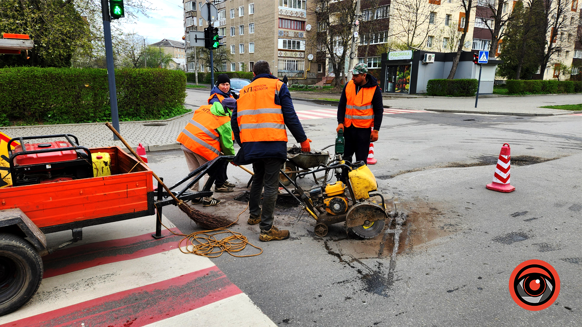 На перехресті вулиць Січових Стрільців та Шкрумеляка комунальники латають ями | Проїзд ускладнено 1