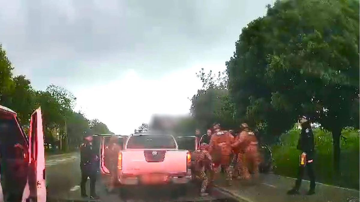 Самозванці в камуфляжі забрали з багажника прикарпатця 8 млн грн, втопили авто у Дністрі, але таки не втекли від поліції 4