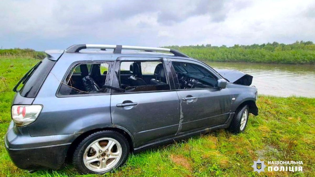 Самозванці в камуфляжі забрали з багажника прикарпатця 8 млн грн, втопили авто у Дністрі, але таки не втекли від поліції 2