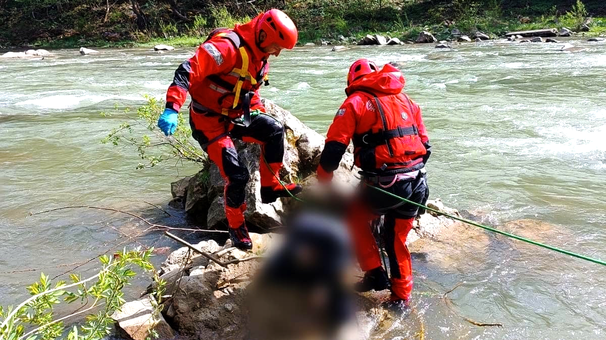 На Прикарпатті рятувальники двічі діставали з водойм загиблих чоловіків 1