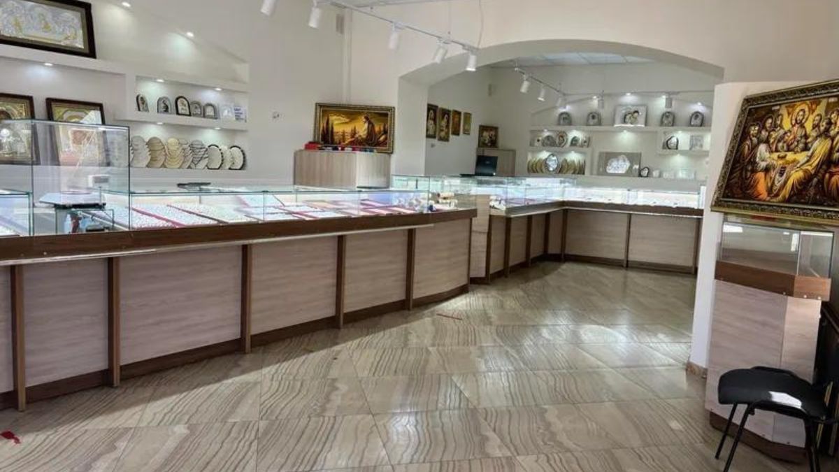 Розкішне приміщення у будинку-кораблі на площі Відродження ратуша продає з аукціону 2