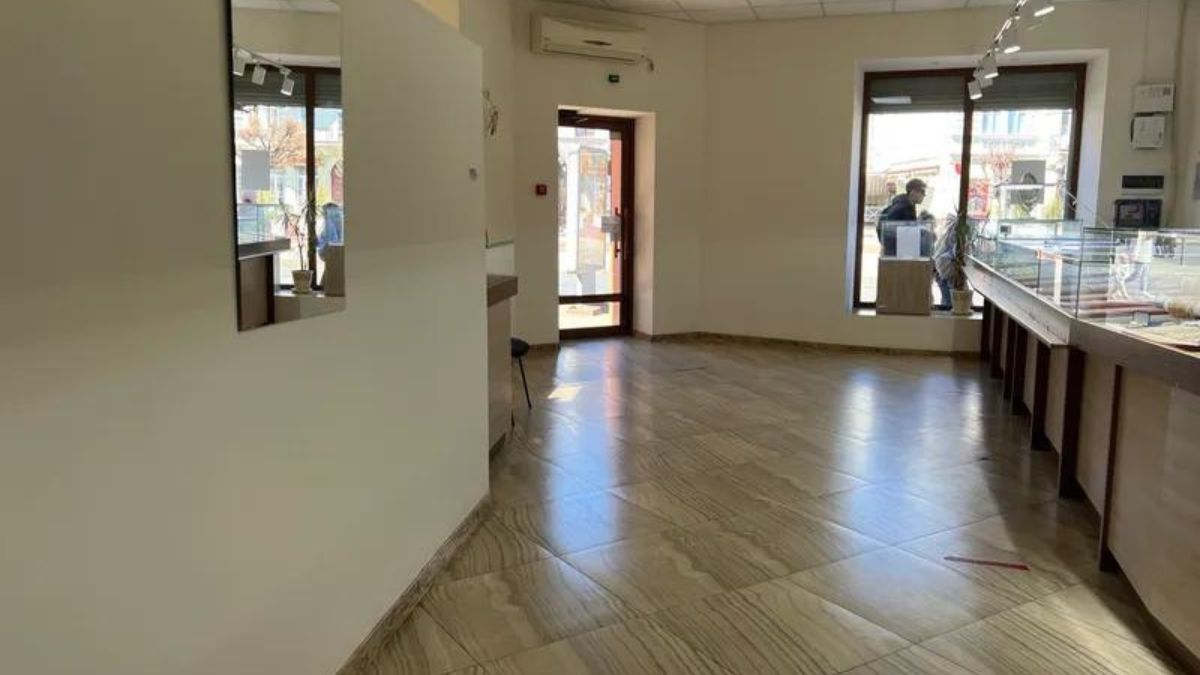 Розкішне приміщення у будинку-кораблі на площі Відродження ратуша продає з аукціону 3