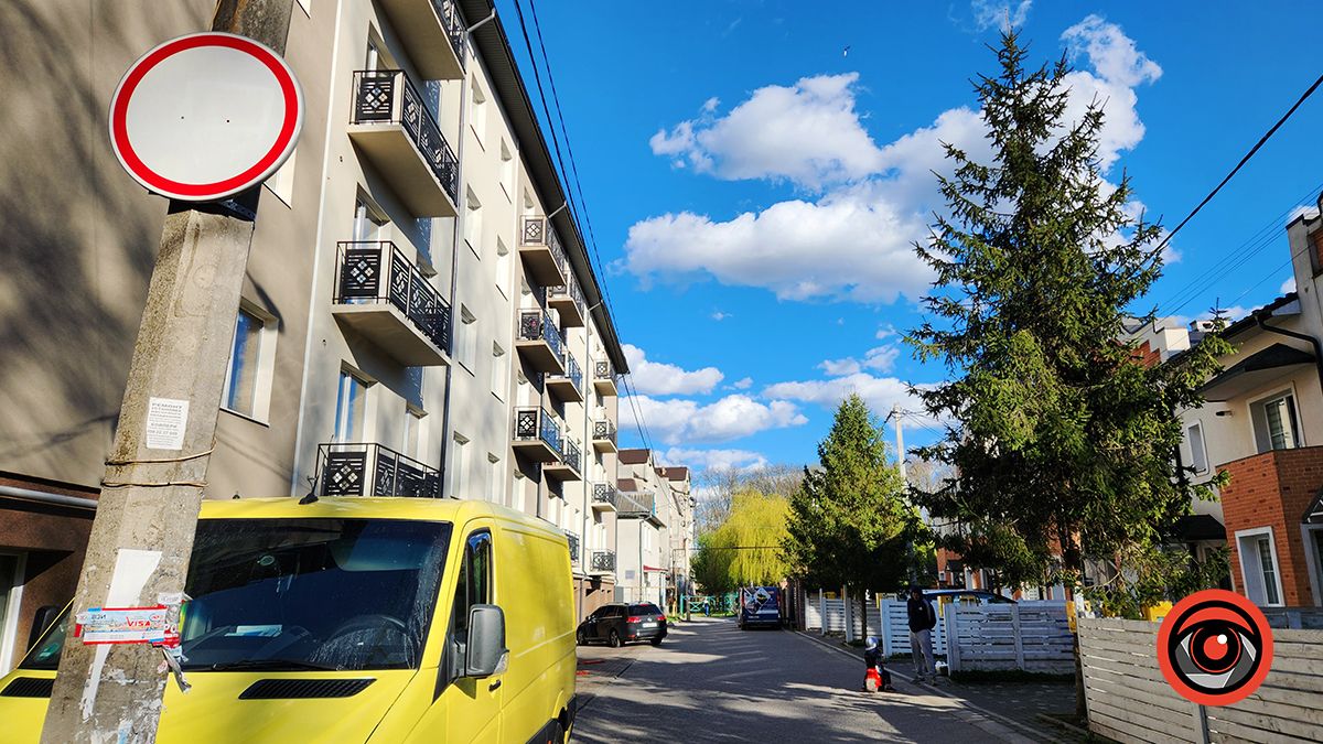 Загородив прохід | Ще один випадок сумнівного паркування у Коломиї 1