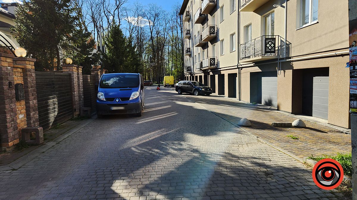Загородив прохід | Ще один випадок сумнівного паркування у Коломиї 2
