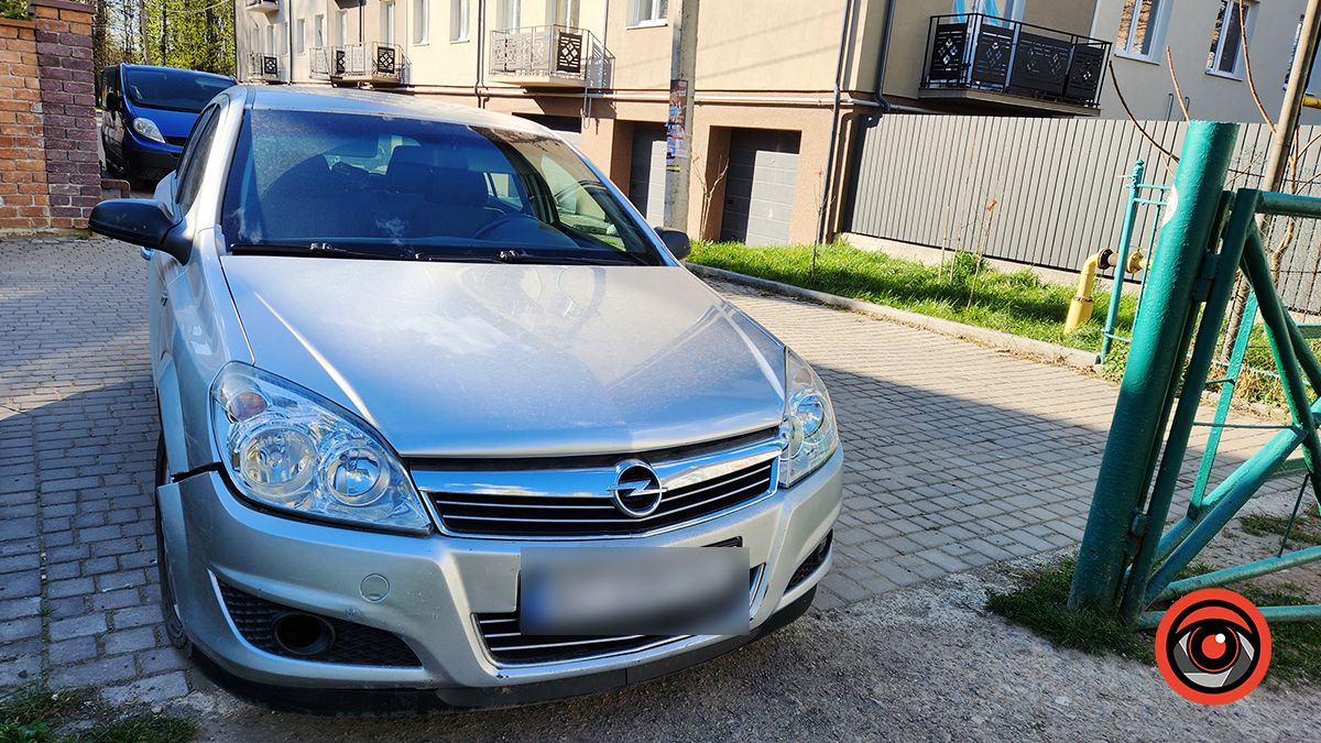 Загородив прохід | Ще один випадок сумнівного паркування у Коломиї 3