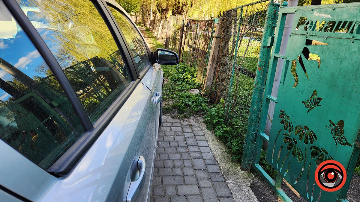 Загородив прохід | Ще один випадок сумнівного паркування у Коломиї 4