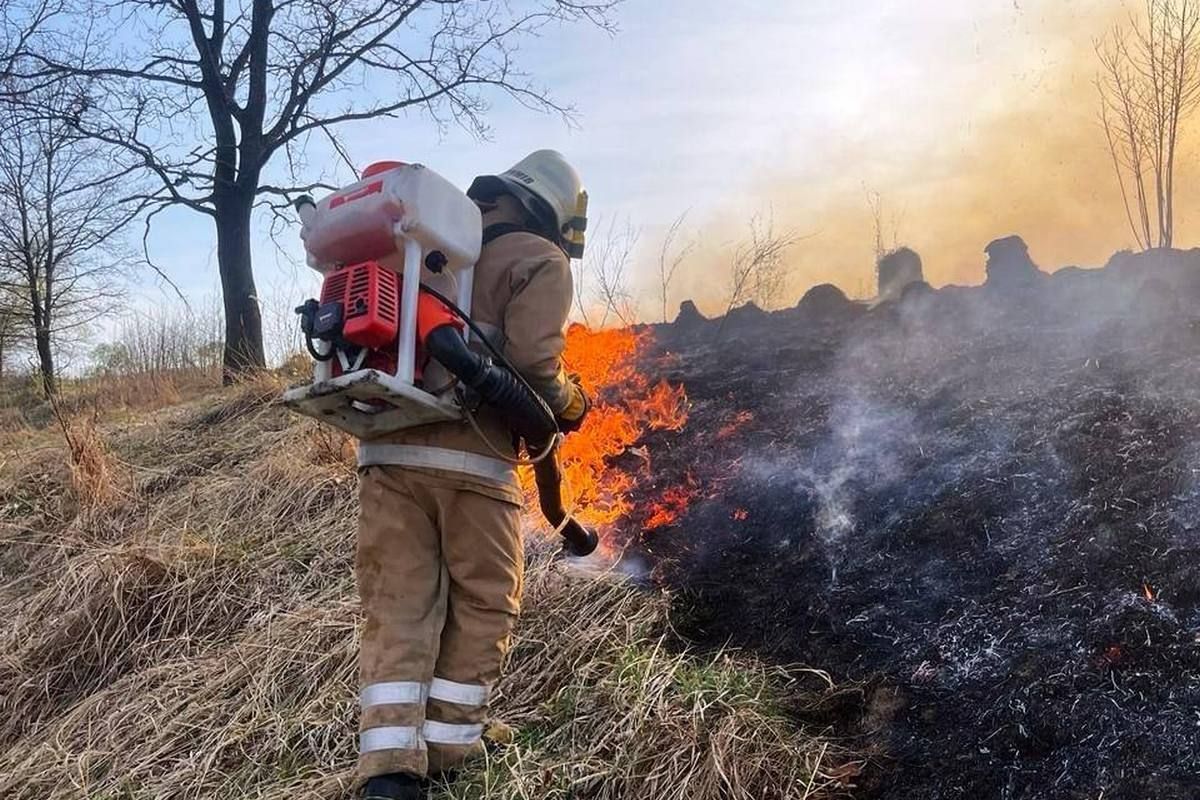 В Яремче згоріло 1,5 гектари сухотрав'я, а в Уторопах - 1 га 1