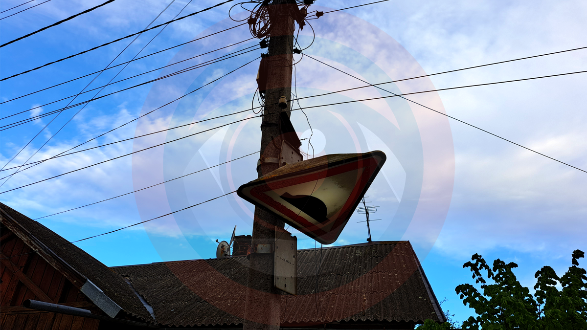 На вул. Староміській старий дорожній знак повис над дорогою 1