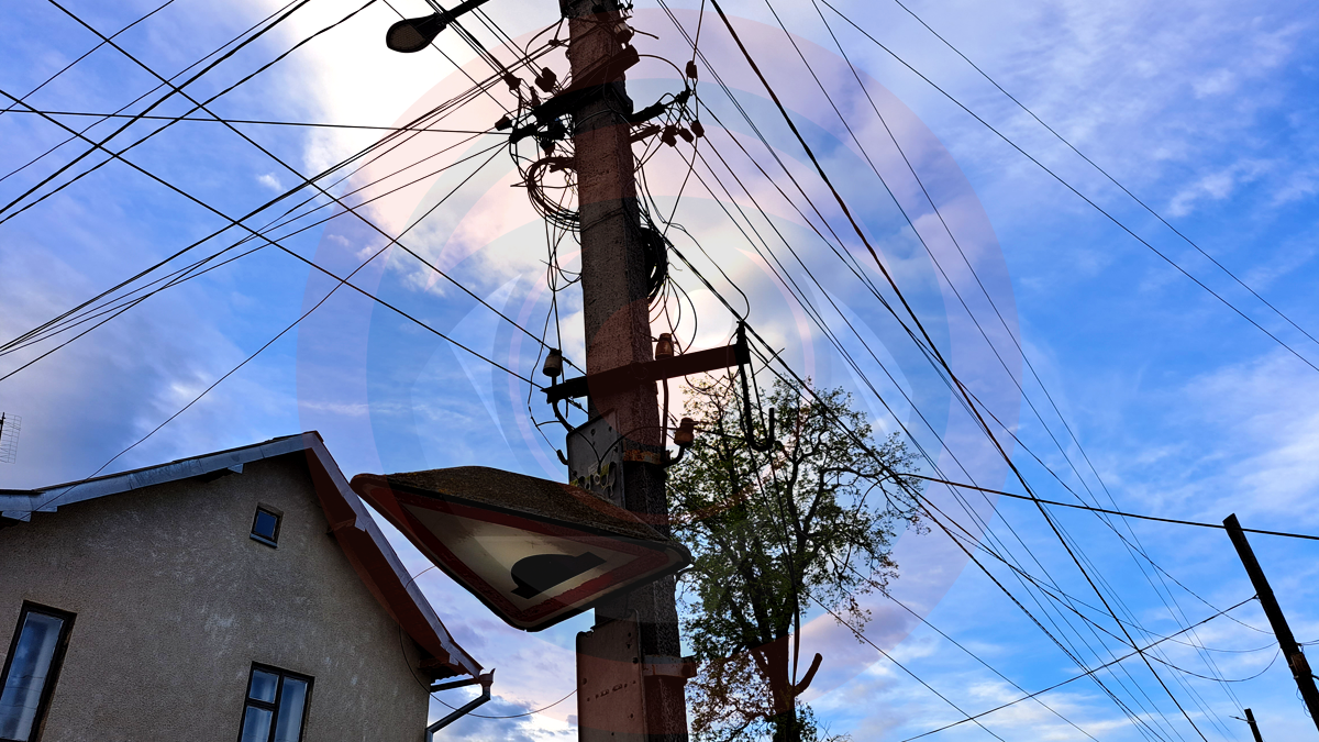 На вул. Староміській старий дорожній знак повис над дорогою 2