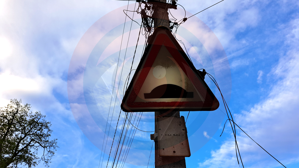 На вул. Староміській старий дорожній знак повис над дорогою 3