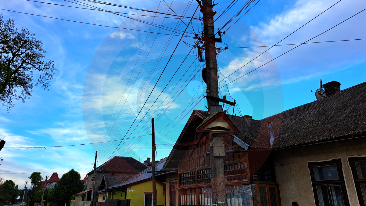 На вул. Староміській старий дорожній знак повис над дорогою 4