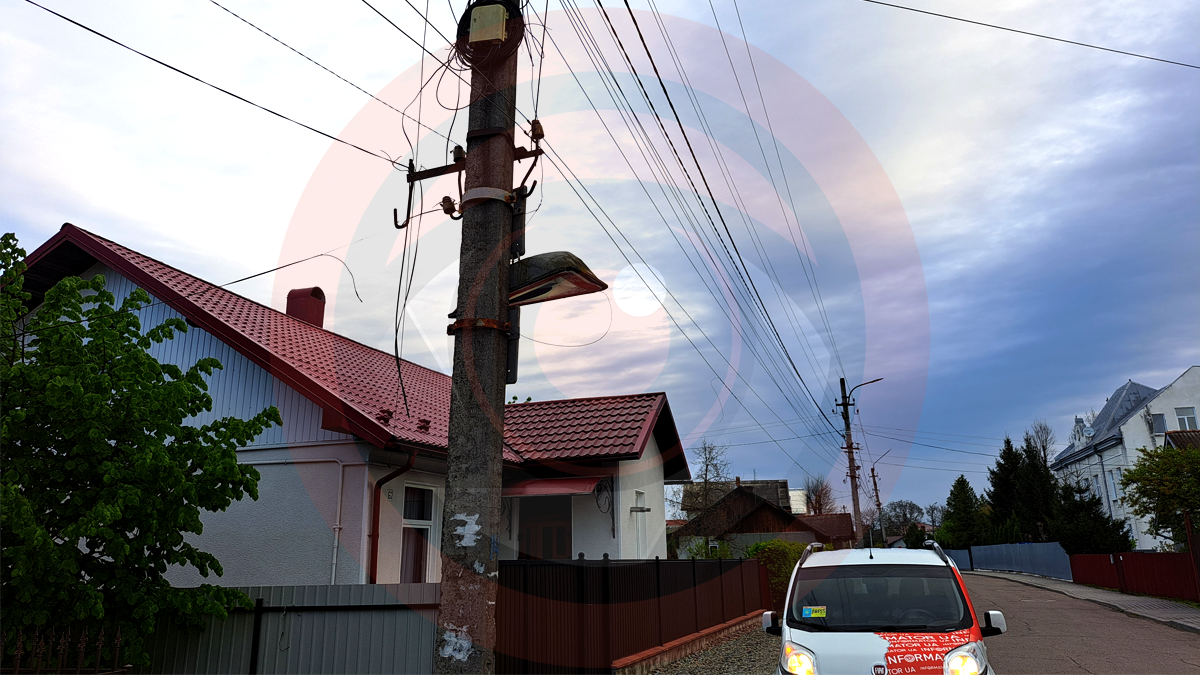 На вул. Староміській старий дорожній знак повис над дорогою