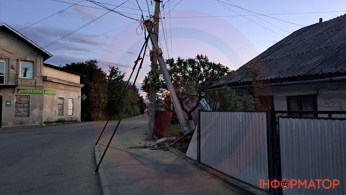 У Коломиї водій легковика влетів у стовп, паркан та вказівник 3