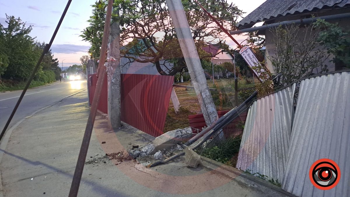 У Коломиї водій легковика влетів у стовп, паркан та вказівник 2