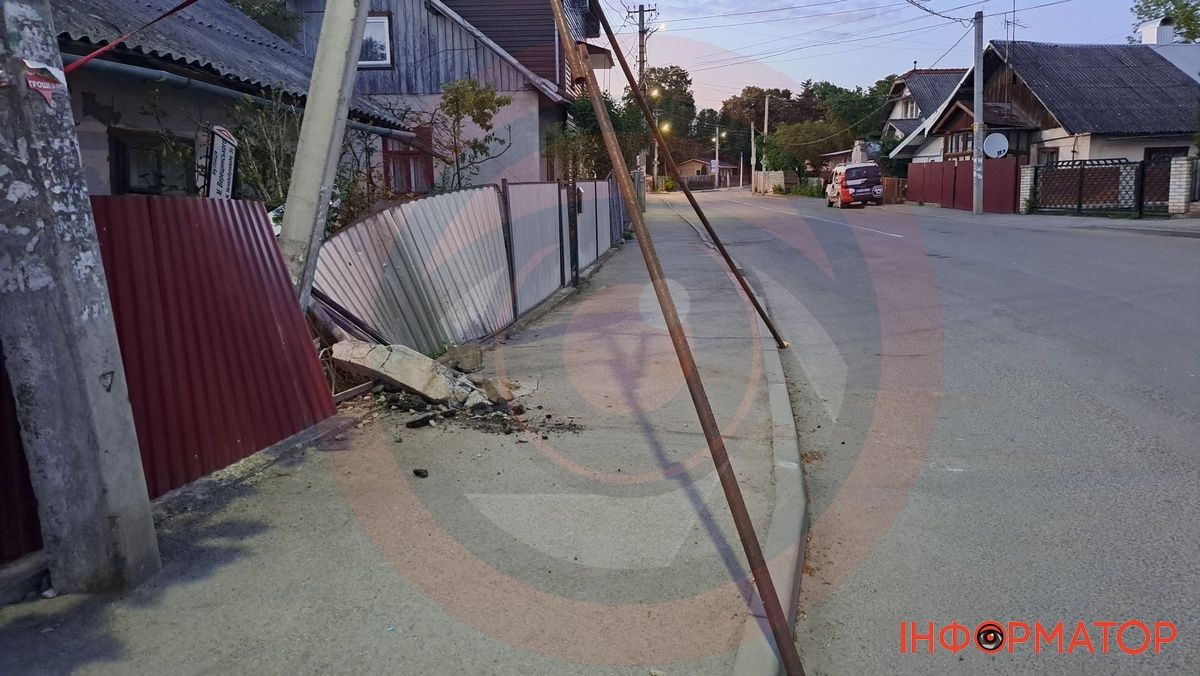 У Коломиї водій легковика влетів у стовп, паркан та вказівник 1