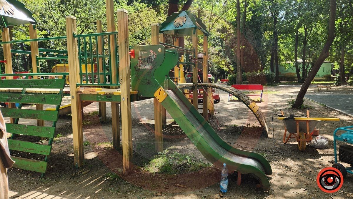 У міському парку частково поремонтували ігровий дитячий комплекс 2