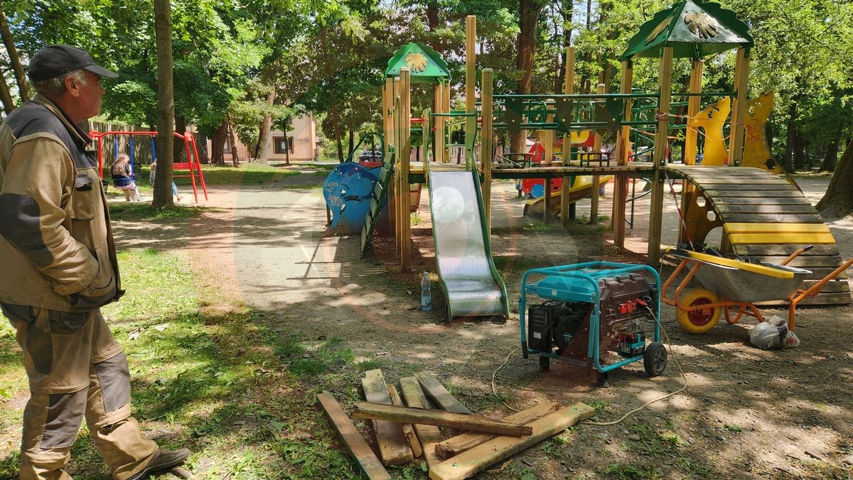 У міському парку частково поремонтували ігровий дитячий комплекс 1