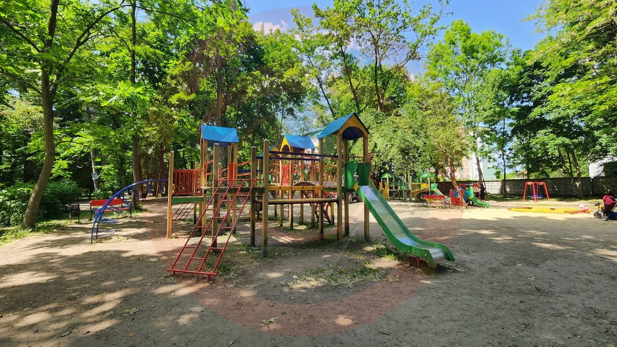 У міському парку частково поремонтували ігровий дитячий комплекс 3