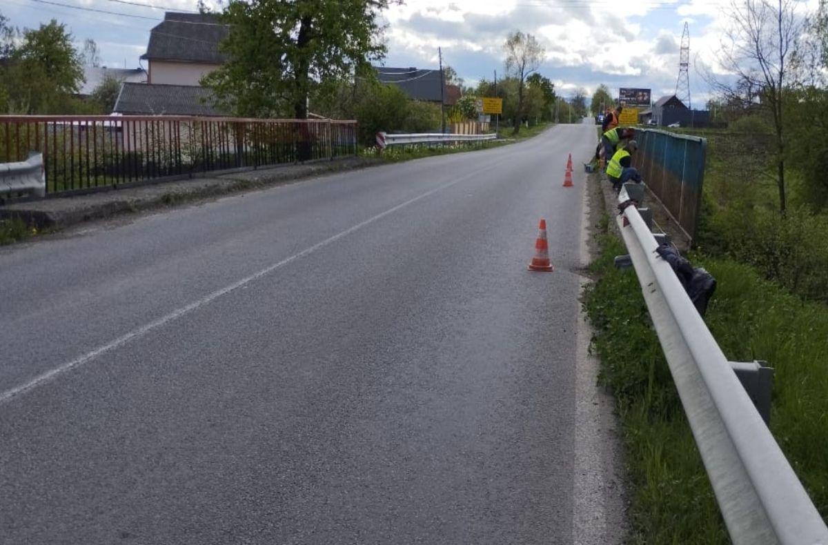 На деяких дорогах Коломийщини провели ремонт та оновили огородження 1