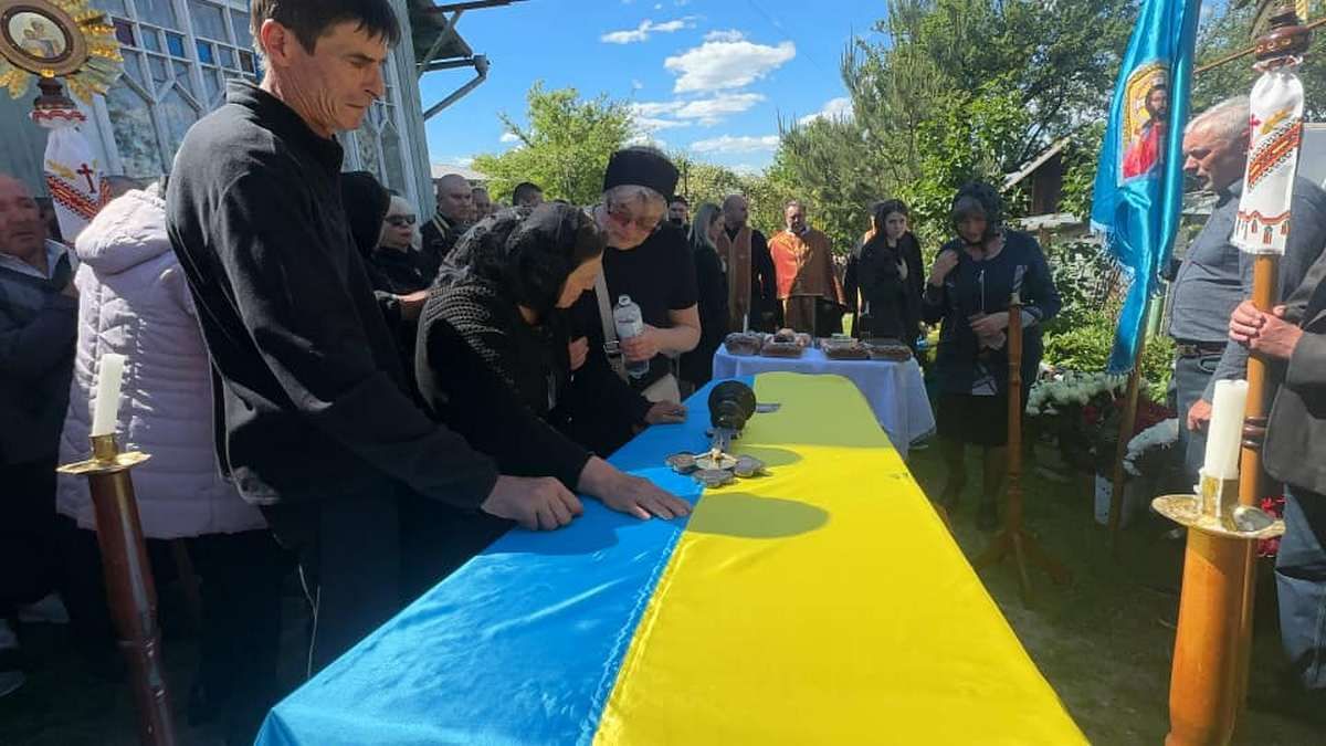 На Надвірнянщині в останню дорогу провели Андрія Плитуса, який пройшов "Азовсталь" і полон 3