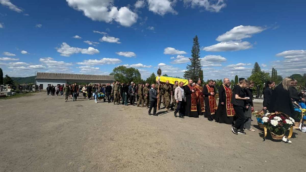 На Надвірнянщині в останню дорогу провели Андрія Плитуса, який пройшов "Азовсталь" і полон 4